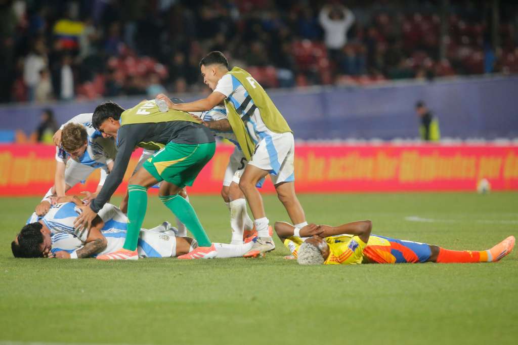 AME8426. SANTIAGO (CHILE), 15/10/2025.- Jugadores de Argentina celebran este miércoles, al finalizar un partido de las semifinales de la Copa del Mundo Sub-20 entre Argentina y Colombia en el estadio Nacional Julio Martínez Prádanos, en Santiago (Chile). EFE/ Esteban Garay