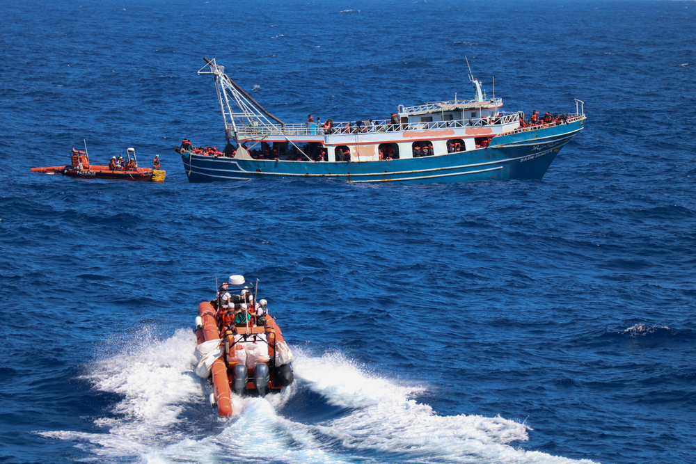 MAR MEDITERRÁNEO, 22/11/2023.- Operación de rescate de un barco con migrantes el pasado 4 de abril en aguas del mediterráneo durante la cual se consiguió trasladar al buque Geo Barents a 440 personas, incluyendo 8 mujeres y 30 niños. Con casi 2.200 niños y niñas, mujeres y hombres desaparecidos o muertos en el Mediterráneo central en lo que llevamos de año, el 2023 ya se ha convertido en el más mortífero en esta ruta migratoria desde 2017, según el nuevo informe publicado hoy de Médicos Sin Fronteras (MSF) en el que se denuncia que la inacción de los Estados europeos han provocado más muertes en el mar. EFE/ Skye McKee/MSF SOLO USO EDITORIAL/SOLO DISPONIBLE PARA ILUSTRAR LA NOTICIA QUE ACOMPAÑA (CRÉDITO OBLIGATORIO)
On 3 April 2023, the Geo Barents headed north to shelter due to bad weather conditions. While on its way, our ship received a distress alert by the Alarm phone and changed its course to render assistance. About 500 lives were at risk in international waters off Malta. On 4 April 2022, at 4 am, after more than 10 hours of navigation in a stormy sea, our team finally reached the boat in distress. Unfortunately, the weather did not allow our team to directly perform the rescue, which could have endangered the lives of the people and those of the MSF team. Geo Barents stayed near the boat in distress to monitor the situation and reassure people. In the early afternoon, we launched our speed boats to assess the feasibility of the rescue and distributed life jackets. After more than 11 hours of operation, the rescue was now and a total of 440 people, including 8 women and 30 children were safely aboard Geo Barents.