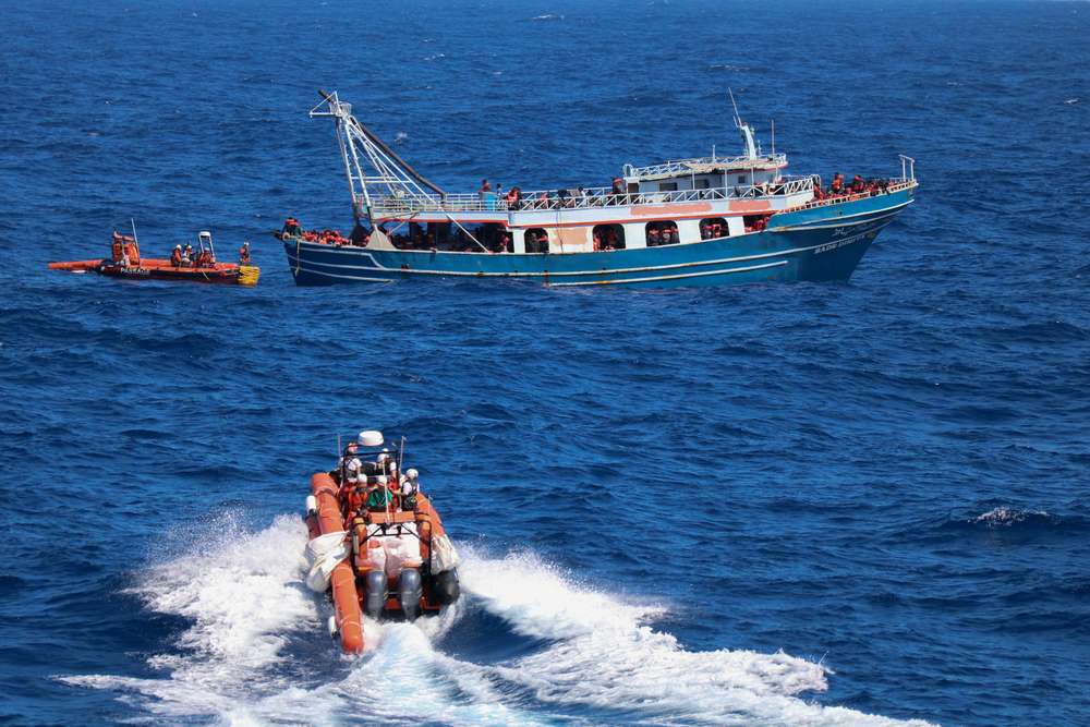 MAR MEDITERRÁNEO, 22/11/2023.- Operación de rescate de un barco con migrantes el pasado 4 de abril en aguas del mediterráneo durante la cual se consiguió trasladar al buque Geo Barents a 440 personas, incluyendo 8 mujeres y 30 niños. Con casi 2.200 niños y niñas, mujeres y hombres desaparecidos o muertos en el Mediterráneo central en lo que llevamos de año, el 2023 ya se ha convertido en el más mortífero en esta ruta migratoria desde 2017, según el nuevo informe publicado hoy de Médicos Sin Fronteras (MSF) en el que se denuncia que la inacción de los Estados europeos han provocado más muertes en el mar. EFE/ Skye McKee/MSF SOLO USO EDITORIAL/SOLO DISPONIBLE PARA ILUSTRAR LA NOTICIA QUE ACOMPAÑA (CRÉDITO OBLIGATORIO)
On 3 April 2023, the Geo Barents headed north to shelter due to bad weather conditions. While on its way, our ship received a distress alert by the Alarm phone and changed its course to render assistance. About 500 lives were at risk in international waters off Malta. On 4 April 2022, at 4 am, after more than 10 hours of navigation in a stormy sea, our team finally reached the boat in distress. Unfortunately, the weather did not allow our team to directly perform the rescue, which could have endangered the lives of the people and those of the MSF team. Geo Barents stayed near the boat in distress to monitor the situation and reassure people. In the early afternoon, we launched our speed boats to assess the feasibility of the rescue and distributed life jackets. After more than 11 hours of operation, the rescue was now and a total of 440 people, including 8 women and 30 children were safely aboard Geo Barents.