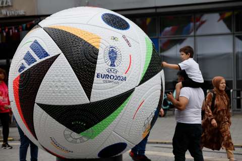 En la Eurocopa 2024 usan balones con un sensor que envía información al VAR