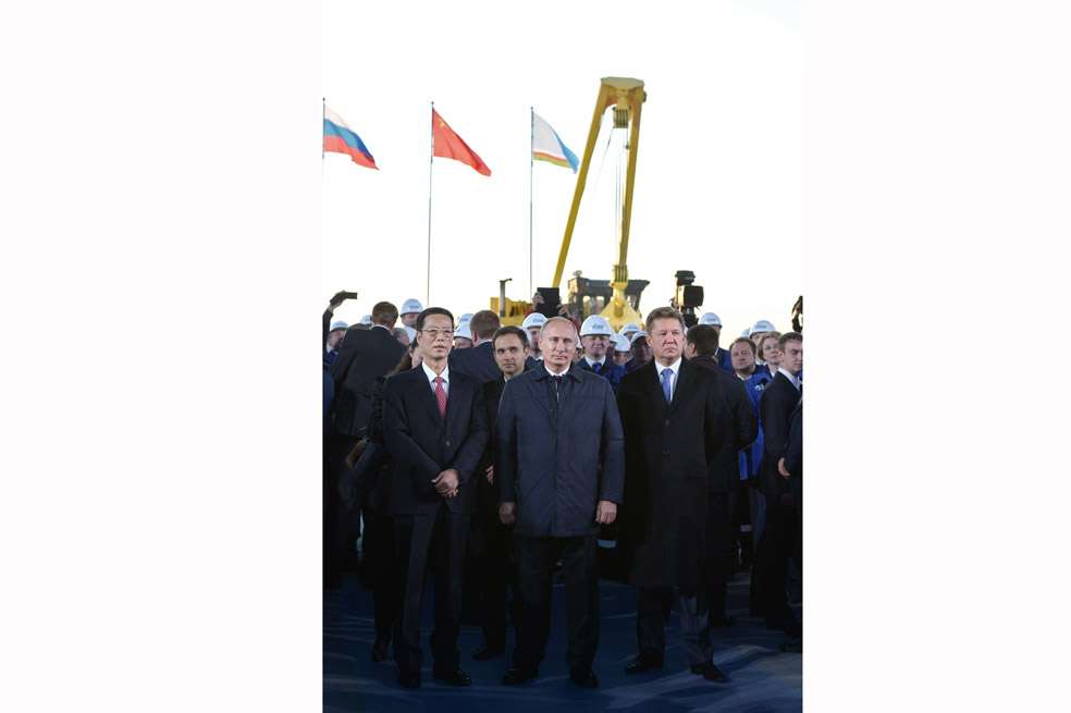 El presidente ruso, Vladimir Putin (d), y el viceprimer ministro chino, Zhang Gaoli (i), anuncian el comienzo de las obras de un gasoducto que construirán en Siberia. / EFE