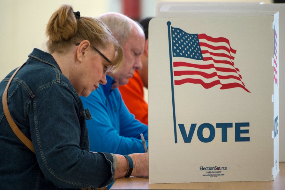 Estadounidenses votan este martes en Centreville, Virginia. / AFP