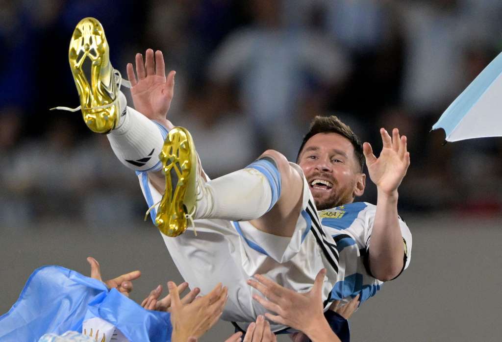 El delantero argentino Lionel Messi es levantado por sus compañeros de equipo durante una ceremonia de reconocimiento a los jugadores ganadores de la Copa del Mundo, luego del partido amistoso de fútbol entre Argentina y Panamá en el estadio Monumental de Buenos Aires el 23 de marzo de 2023.