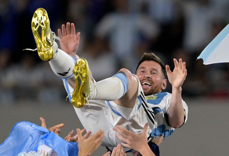El delantero argentino Lionel Messi es levantado por sus compañeros de equipo durante una ceremonia de reconocimiento a los jugadores ganadores de la Copa del Mundo, luego del partido amistoso de fútbol entre Argentina y Panamá en el estadio Monumental de Buenos Aires el 23 de marzo de 2023.