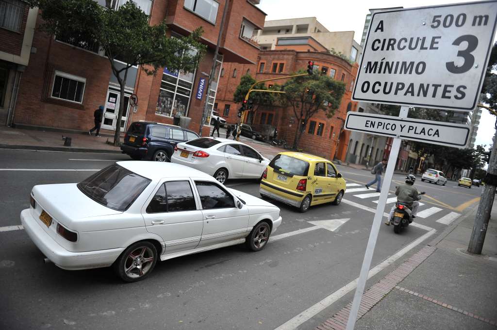 Avisos que hacen referencia a el cambio de restricción vehicular en el centro de la capital