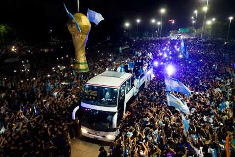 En fotos, la locura en Buenos Aires por la llegada de la selección de Argentina