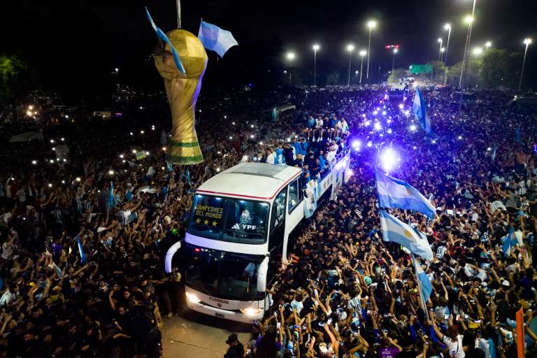 En fotos, la locura en Buenos Aires por la llegada de la selección de Argentina