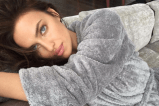 Irina Shayk sorprende a sus seguidores en Instagram con una foto semidesnuda