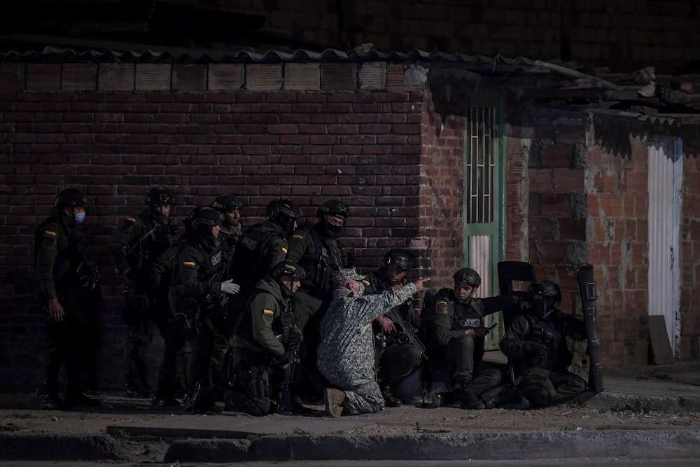 La policía continua ofreciendo su apoyo desde el exterior.Mauricio AlvaradoSin embargo, la Secretaría de Seguridad de Bogotá manifestó que ya hay un cordón de seguridad externo de la XIII Brigada del Ejércitoy de la Policía para garantizar seguridad y tranquilidadde la ciudadanía.