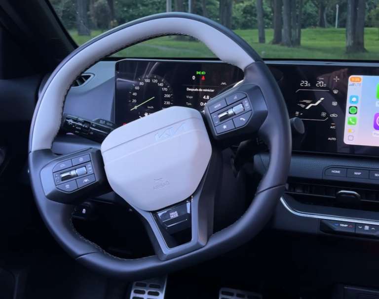 Dentro de la cabina del Kia K4 se encuentra un panel de instrumen-tos digital con pantalla de 12,3”.