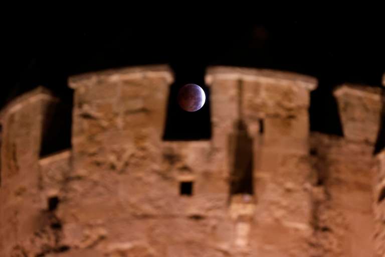 Eclipse lunar parcial observador junto a la Torre de la Calahorra en Córdoba.