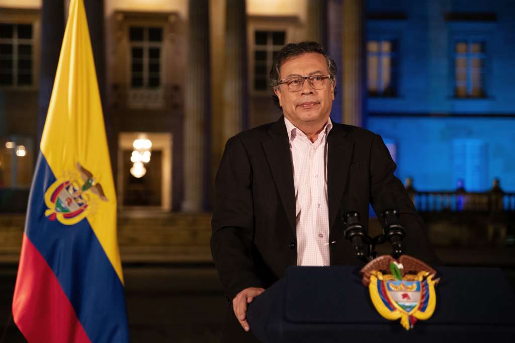 BOG400 BOGOTÁ (COLOMBIA), 08/10/2024.- Fotografía cedida por la Presidencia de Colombia del mandatario colombiano, Gustavo Petro, durante una alocución televisada en Bogotá (Colombia). Petro aseguró este martes que la decisión del Consejo Nacional Electoral (CNE) de abrir una investigación y formular cargos a su campaña de 2022 rompe su fuero presidencial e insistió en su tesis de un golpe de Estado. EFE/ Presidencia de Colombia /SOLO USO EDITORIAL/SOLO DISPONIBLE PARA ILUSTRAR LA NOTICIA QUE ACOMPAÑA (CRÉDITO OBLIGATORIO)