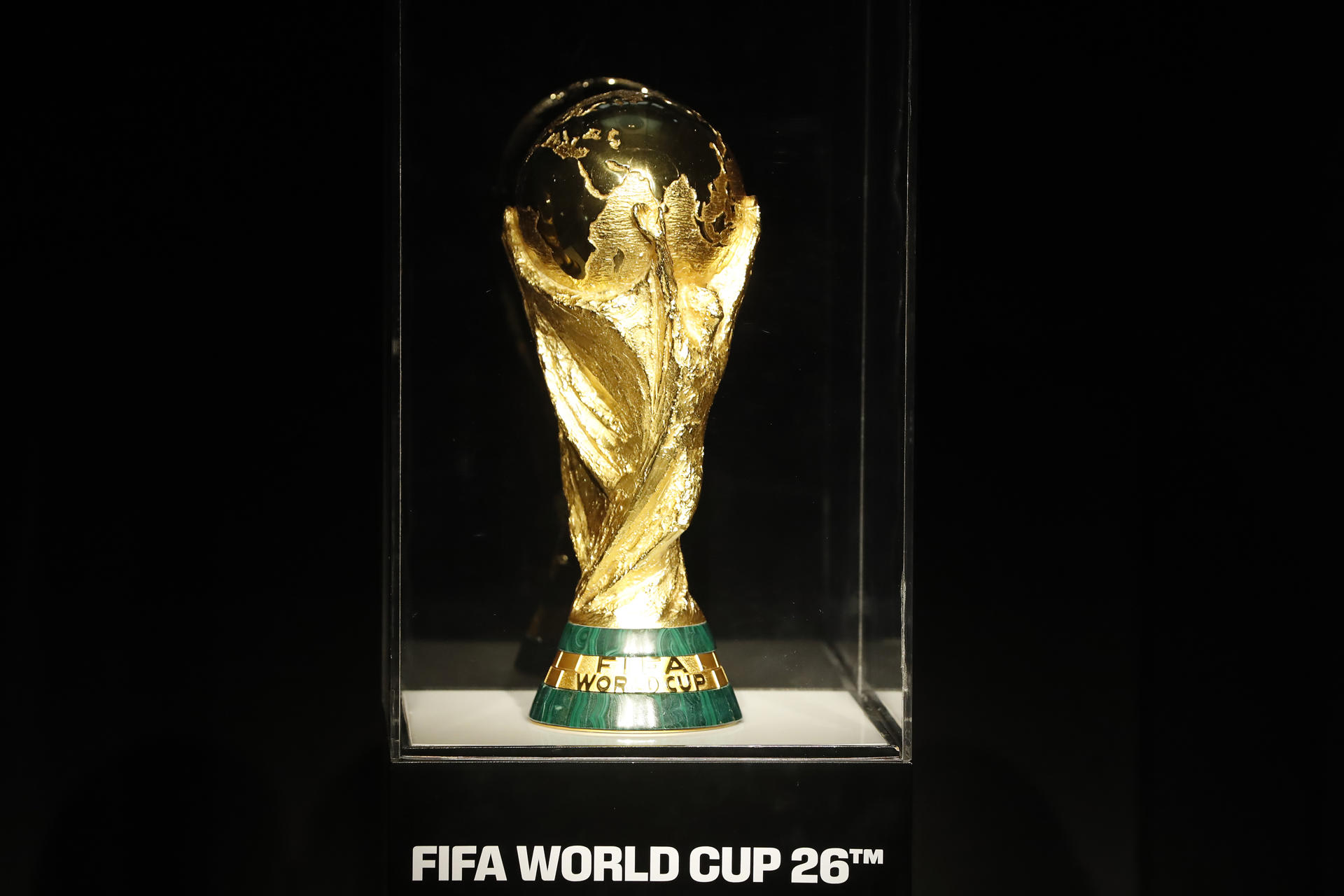 MEX4944. CIUDAD DE MÉXICO (MÉXICO), 11/06/2025.- Fotografía del trofeo de la Copa Mundial de la FIFA, durante la develación del reloj de Mundial este miércoles, en Ciudad de México (México). Obsesionados como son con las fechas, sobre todo si se trata de las de celebraciones, los mexicanos encendieron hoy el reloj de cuenta regresiva rumbo a la Copa Mundial de fútbol que organizarán por tercera vez a partir del próximo 11 de junio. EFE /Mario Guzmán