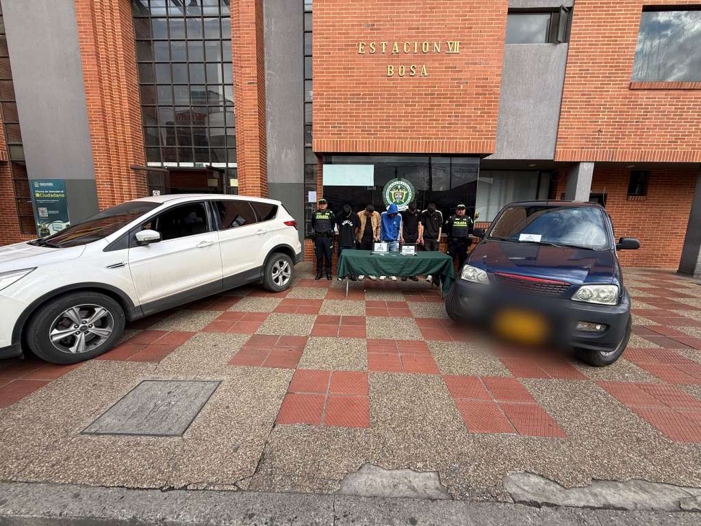 La Policía de Bogotá capturó a cinco integrantes de una banda delincuencial dedicada a robar carros.