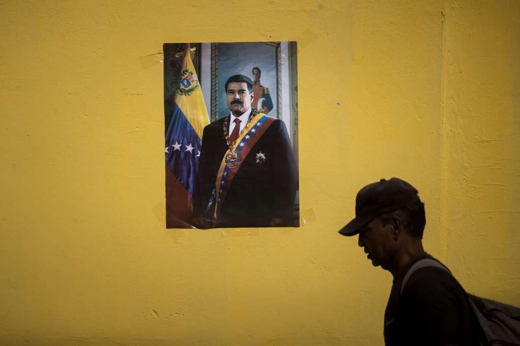 CARACAS (VENEZUELA) 11/06/2024 - Fotografía fechada el 8 de junio de 2024 donde se observa personas mientras participan en un acto en apoyo a Nicolás Maduro, en Caracas (Venezuela). La carrera por la Presidencia de Venezuela deja al descubierto las grandes desigualdades de recursos y popularidad entre los 10 candidatos, así como las escasas coincidencias -pese a los esfuerzos de unos y otros en ocultarlas-, de cara a las elecciones del 28 de julio. EFE/ Miguel Gutierrez