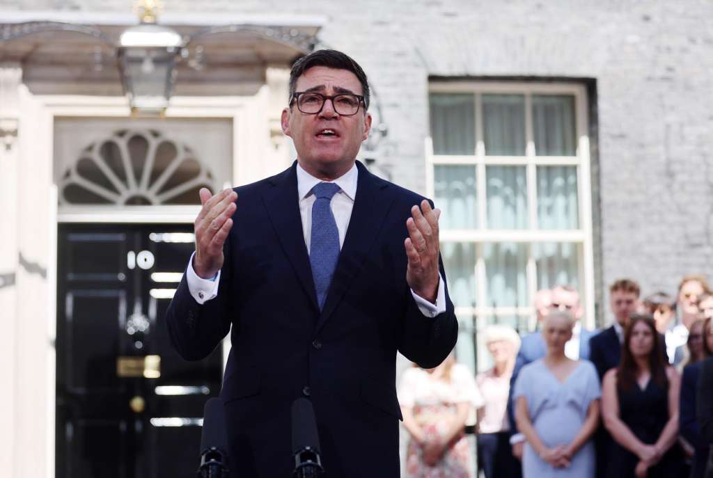 London (United Kingdom), 20/07/2026.- New British Prime Minister Andy Burnham delivers a speech outside 10 Downing Street in London, Britain, 20 July 2026. Burnham became British Prime Minister after Keir Starmer resigned. (Reino Unido, Londres) EFE/EPA/ANDY RAIN
