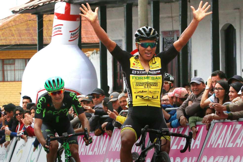 Jhonatan Caicedo llega con los brazos en alto a la meta de la cuarta etapa del Clásico RCN. / Diego Sinisterra -prensa oficial