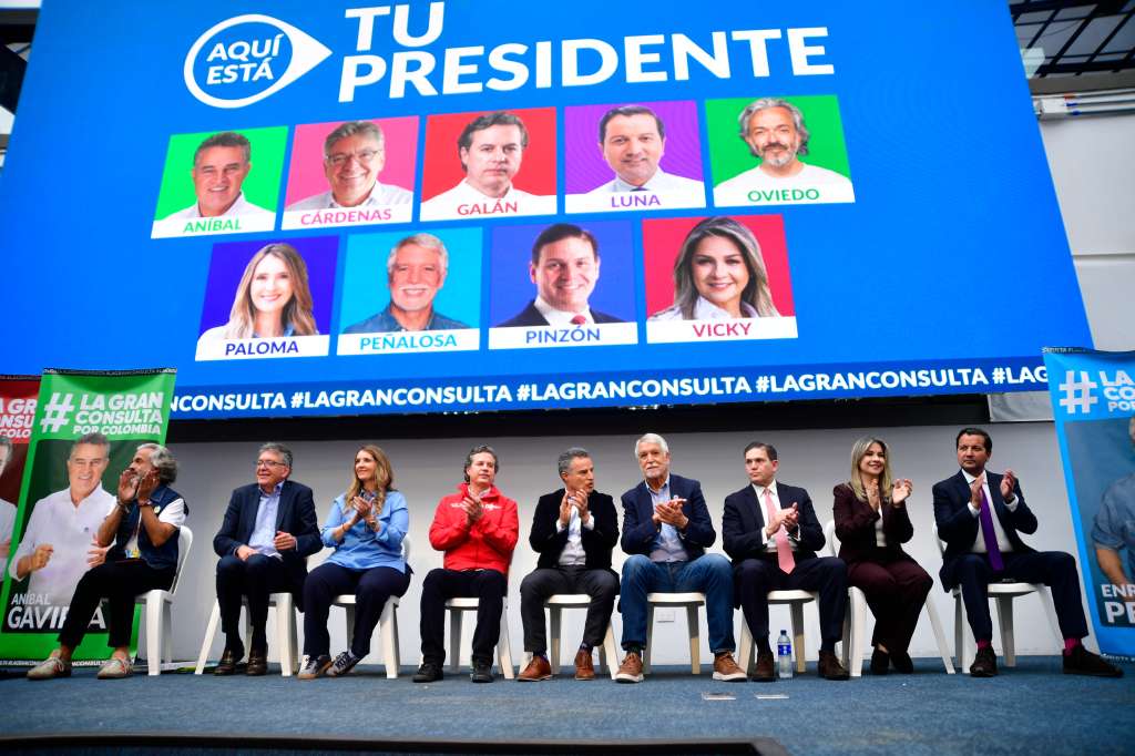 Candidatos a la presidencia e integrantes de la Gran Consulta por Colombia (David Luna, Aníbal Gaviria, Enrique Peñalosa, Juan Carlos Pinzón, Juan Daniel Oviedo, Juan Manuel Galán, Mauricio Cárdenas, Paloma Valencia, Vicky Dávila)