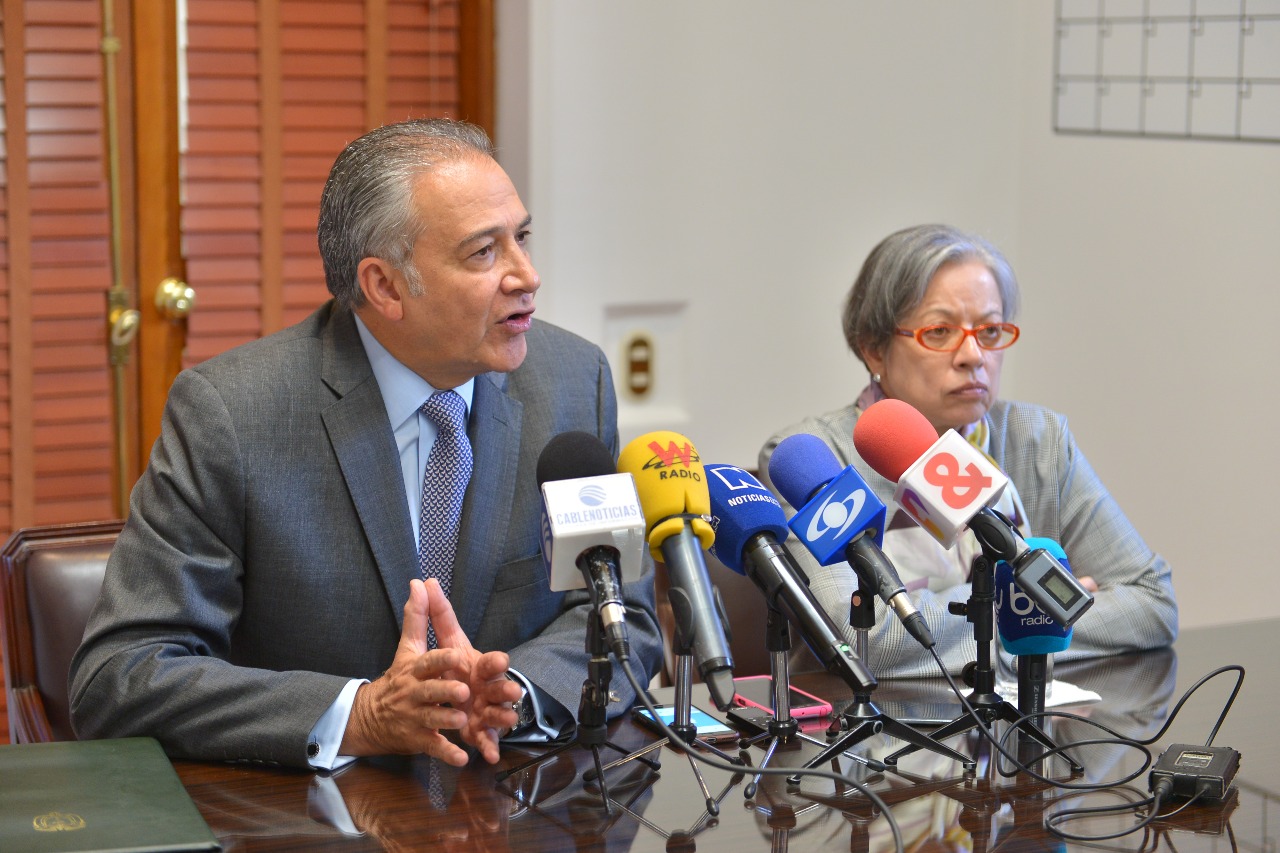 El viceprsidente Óscar Naranjo y la vicefiscal María Paulina Riveros. / Sig