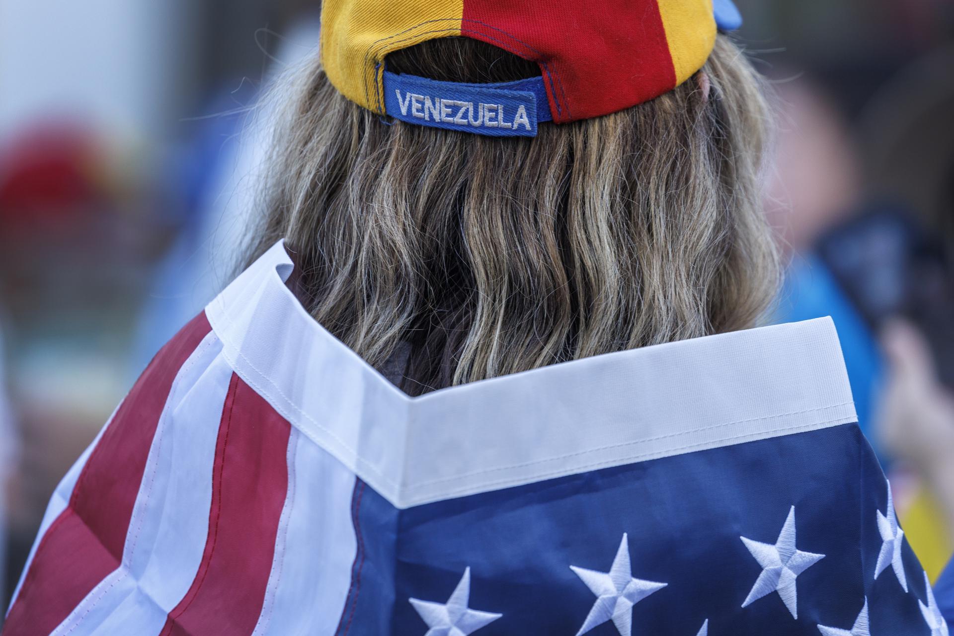 MIAMI (United States), 04/01/2026.- A person wearing a Venezuelan hat and a US flag attends a demonstration in support of US military actions in Venezuela, in Florida, USA, 04 January 2026. US forces captured Venezuelan President Nicolas Maduro and his wife, Cilia Flores, in a military operation on 03 January 2026. President Maduro and his wife were transported to New York following an indictment issued by the Southern District of New York. (Nueva York) EFE/EPA/CRISTOBAL HERRERA-ULASHKEVICH
