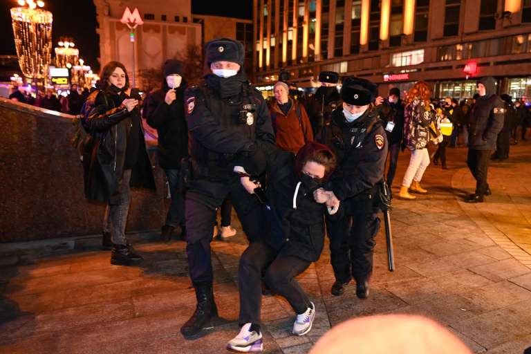 La policía rusa detuvo el jueves en varias ciudades a más de 800 personas por participar en manifestaciones contra la guerra en Ucrania.