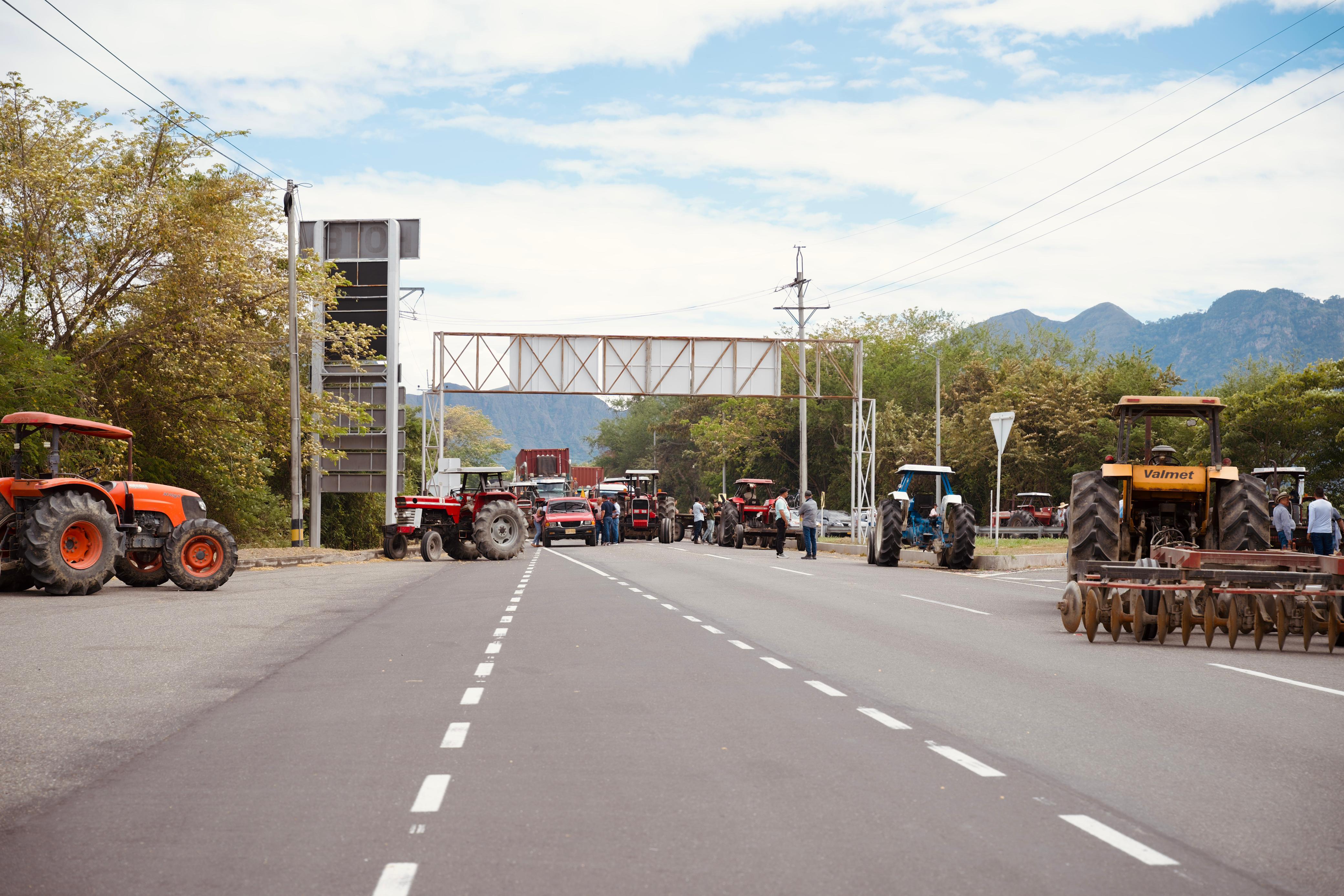 En la mayoría de las vías bloqueadas, los manifestantes han permitido el paso intermitente de carros por 10 minutos, cada hora.