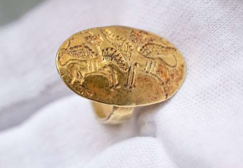 Anillo de oro micénico devuelto a Grecia tras ocho décadas fuera del país
