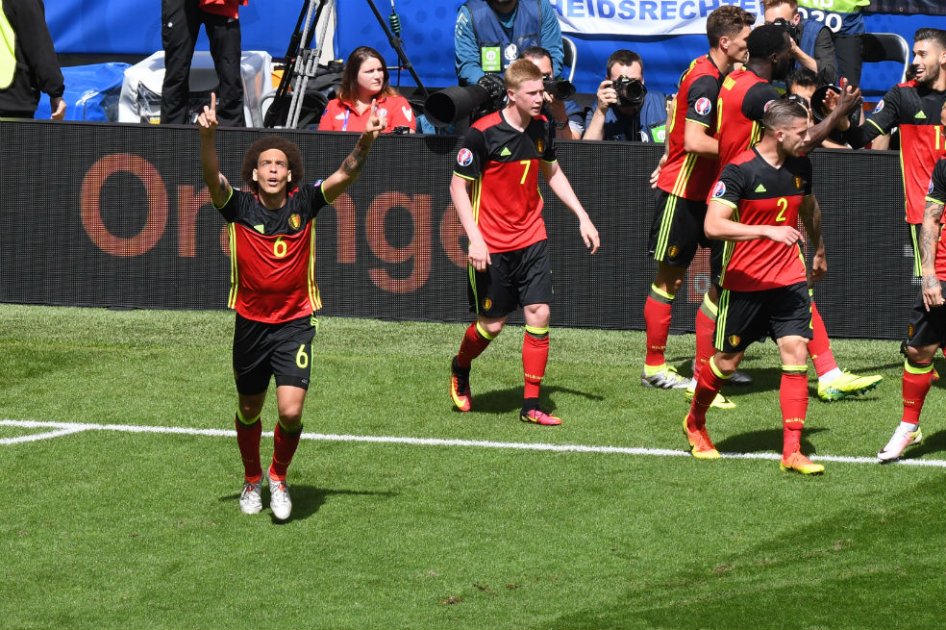 Axel Witsel celebra el segundo tanto del equipo belga contra Irlanda. AFP