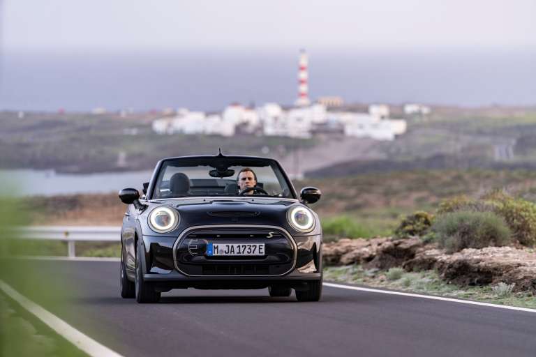 Nuevo Mini Cooper SE convertible.