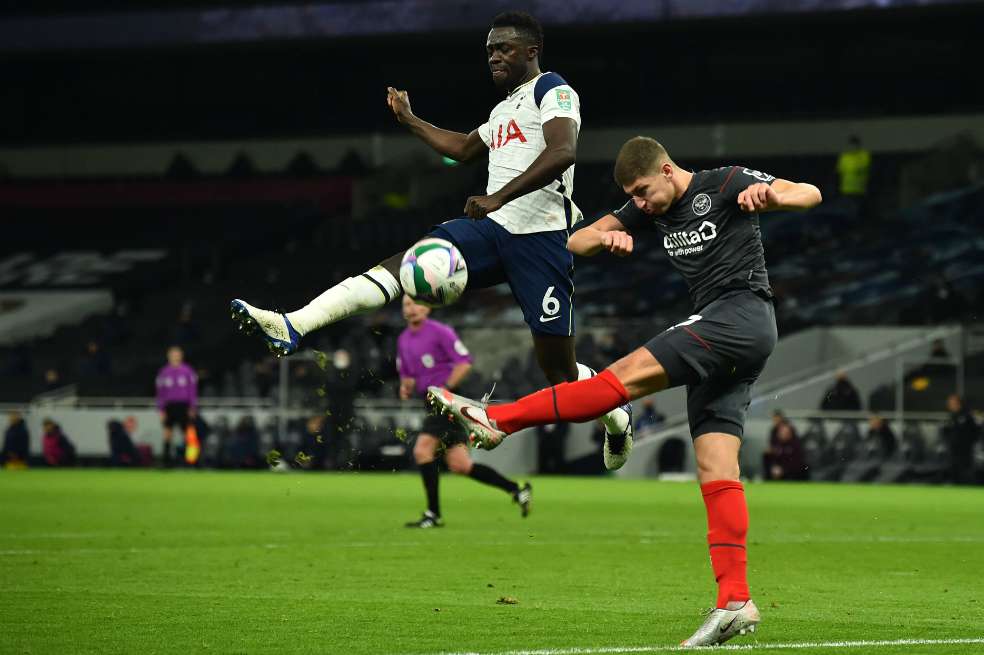 El defensa colombiano Dávinson Sánchez volvió a jugar con el Tottenham en la victoria 2-0 sobre el Brentford.