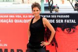 Halle Berry luce su embarazo y arremete contra Hollywood