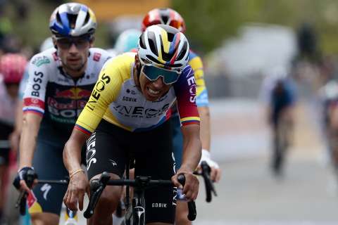 “Sigo creyendo”: Egan Bernal resistió en el Giro tras caída en la etapa 16: video