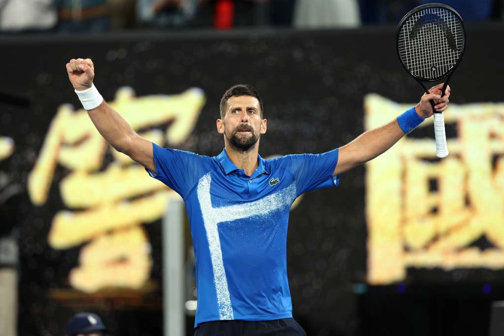Novak Djokovic celebra su victoria sobre Carlos Alcaraz por los cuartos de final del Abierto de Australia.