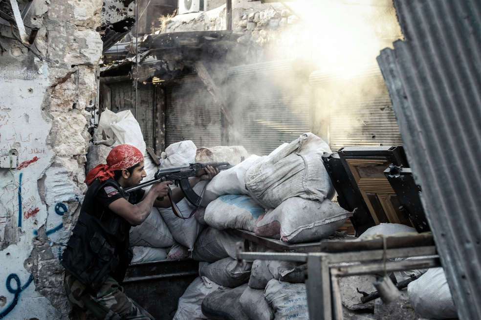 En la ciudad siria de Alepo, convertida en bastión rebelde, un militante del ELS dispara contra las fuerzas oficiales. / AFP