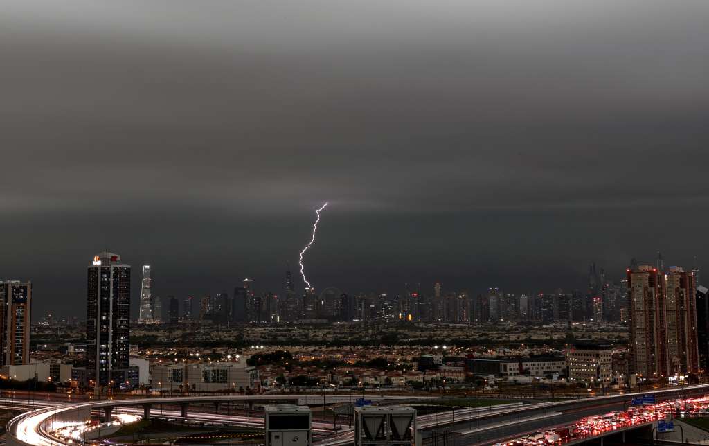 Dubai (United Arab Emirates), 16/04/2024.- A lightning flashes through the sky during a heavy rainfall in Dubai, United Arab Emirates, 16 April 2024. A severe wave of thunderstorms with heavy rainfall is hitting most UAE's cities especially in Dubai, Sharjah and Al Ain where the Asian Champions League semi final first leg match between UAE's Al-Ain Club and Al-Hilal from Saudi Arabia has been postponed. (Liga de Campeones, tormenta, Arabia Saudita, Emiratos Árabes Unidos) EFE/EPA/ALI HAIDER