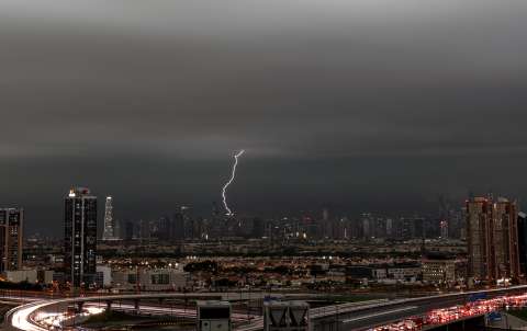 Crisis por lluvias afecta aeropuerto de Dubái, el segundo de más tráfico del mundo