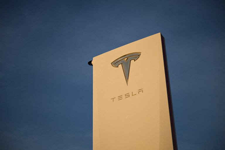 La millonaria multa que deberá pagar Tesla por un accidente mortal causado en 2019