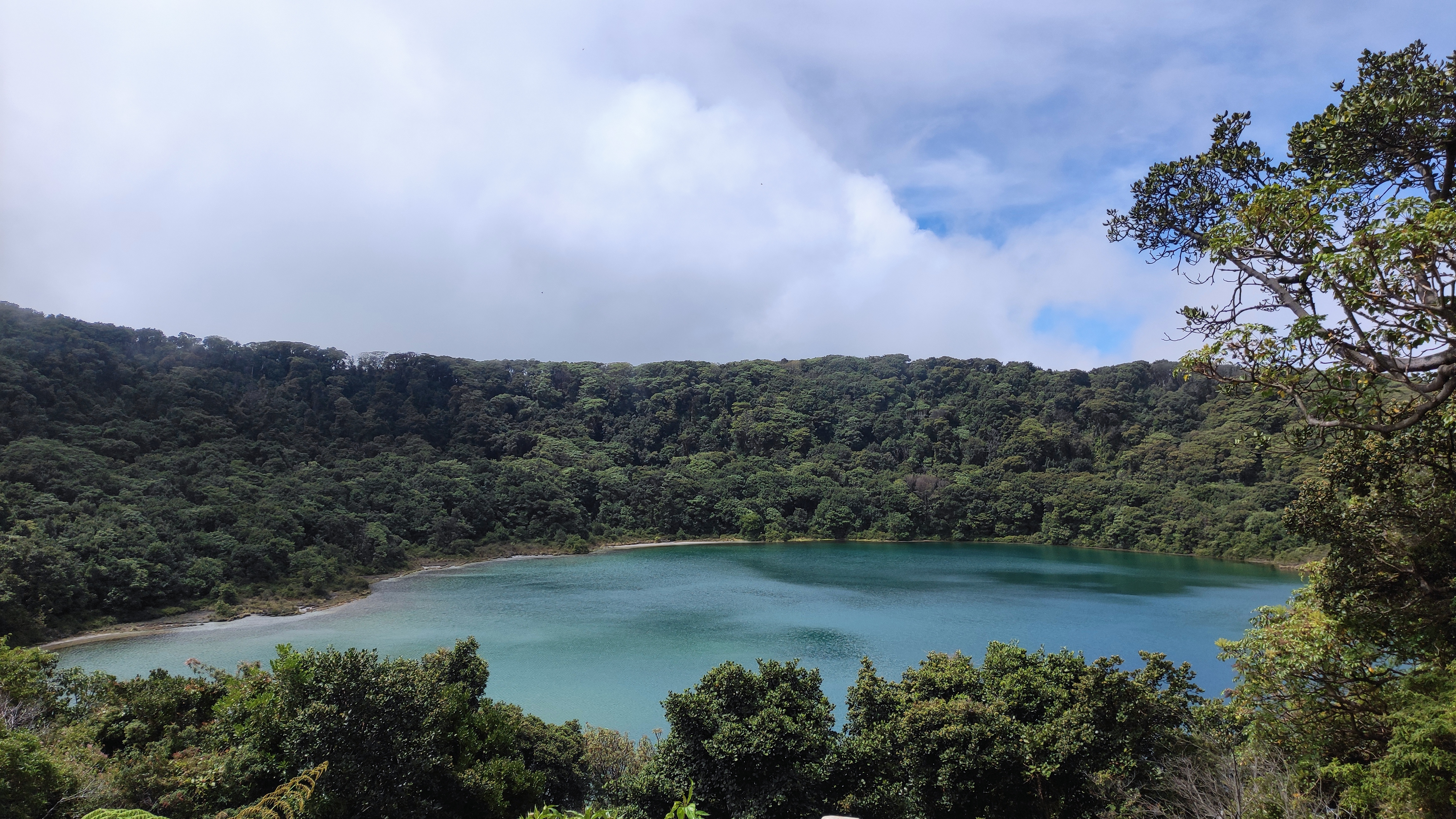 Laguna Botos, en el Parque Nacional Volcán Poás.