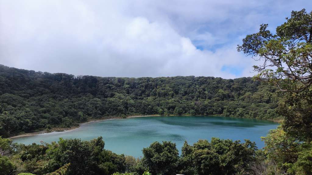 Laguna Botos, en el Parque Nacional Volcán Poás.