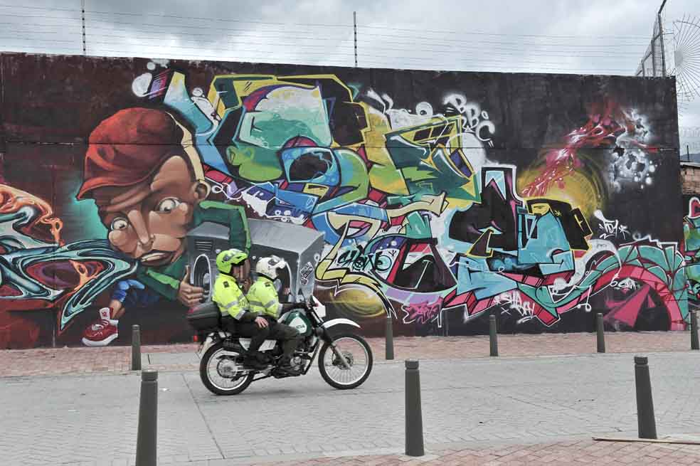 Grafitis en la calle octava con carrera décima custodiados por la Policía. / David Campuzano