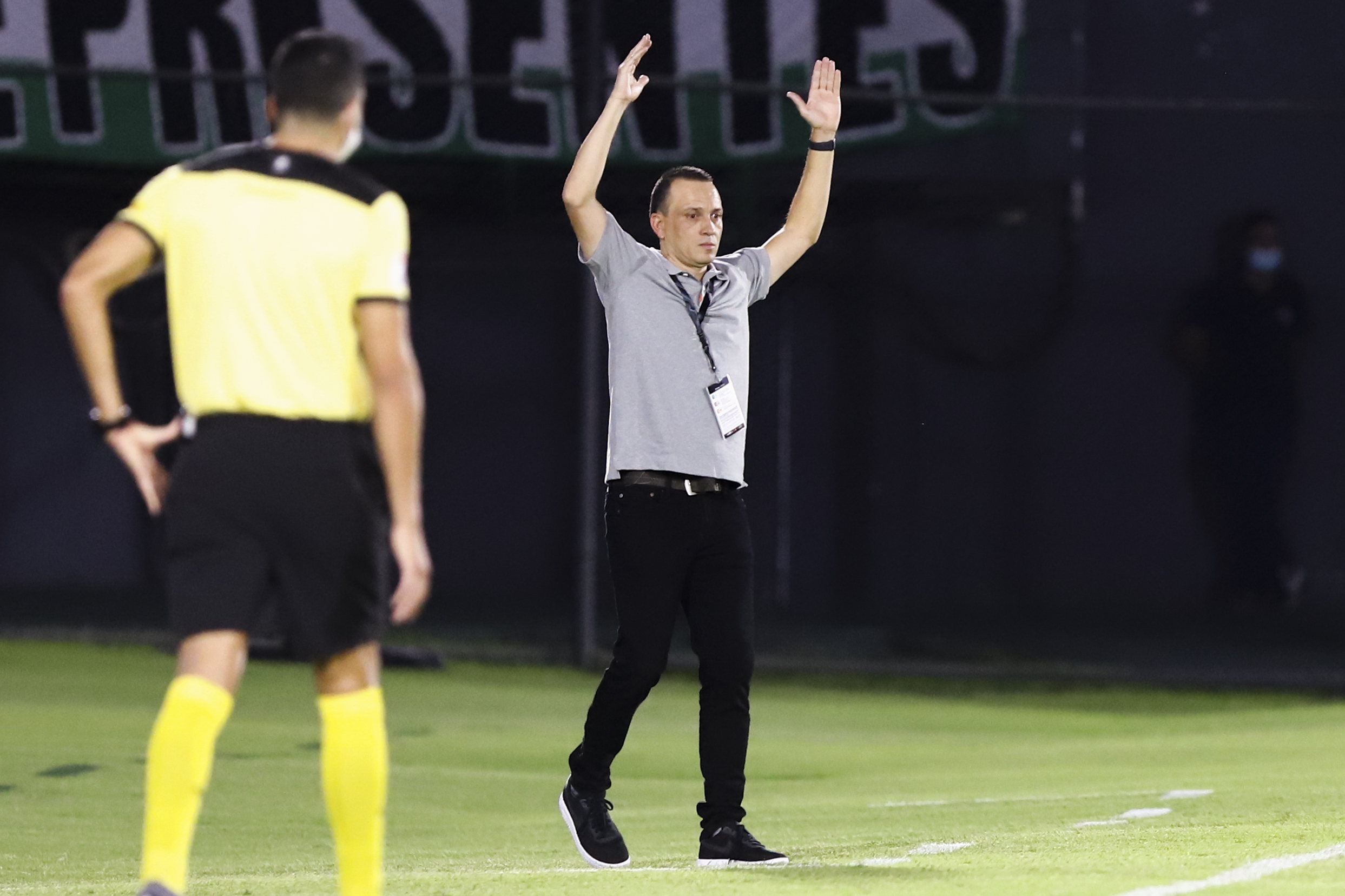AMDEP7106. ASUNCIÓN (PARAGUAY), 24/02/2022.- El entrenador de Nacional Alejandro Restrepo dirige hoy, en un partido de la Copa Libertadores entre Club Olimpia y Atlético Nacional en el estadio Defensores del Chaco en Asunción (Paraguay). EFE/Nathalia Aguilar