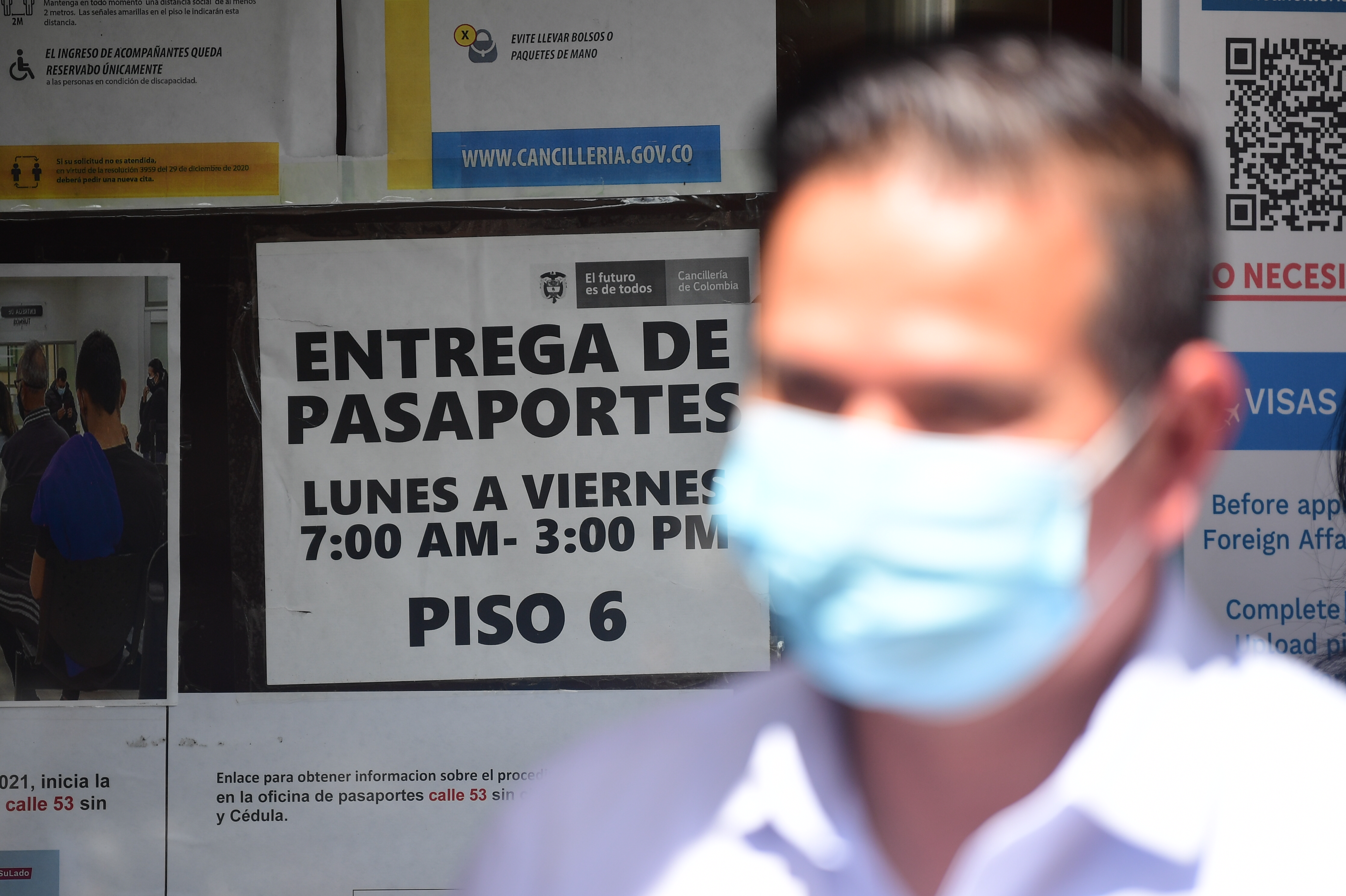 Filas para la entrega del pasaporte en inmediaciones de la calle 100 en Bogotá