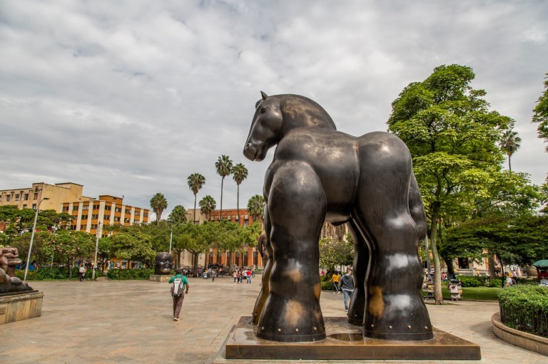 El abrazo hostil a la Plaza Botero