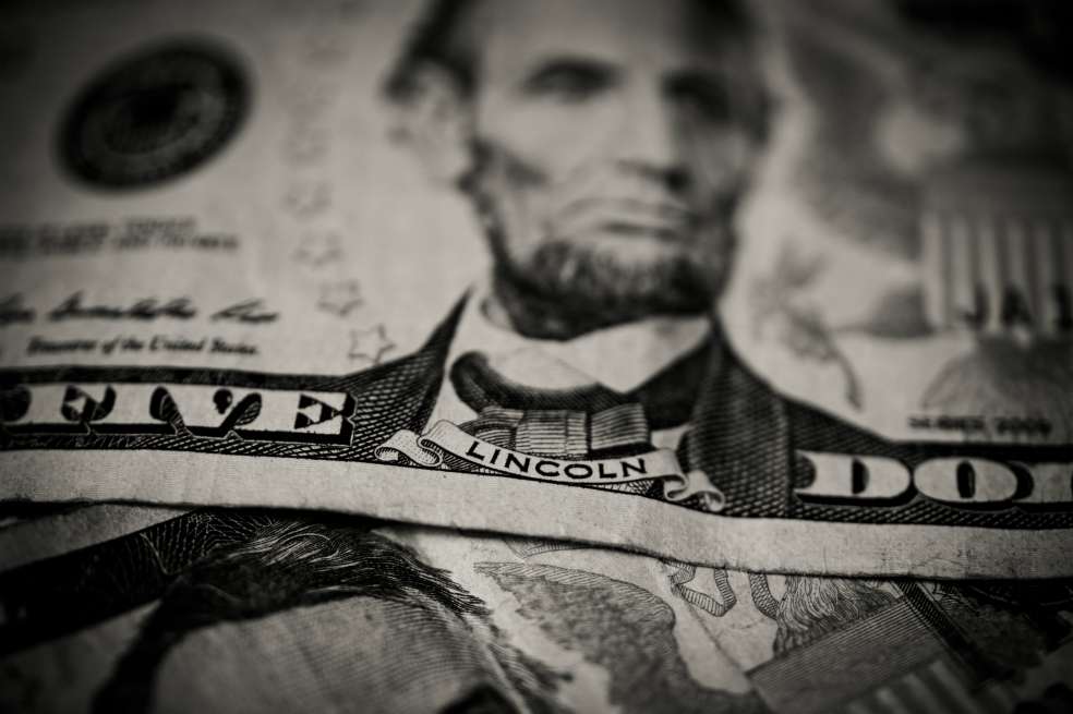 El dólar cerró a $2.979. / Bloomberg.