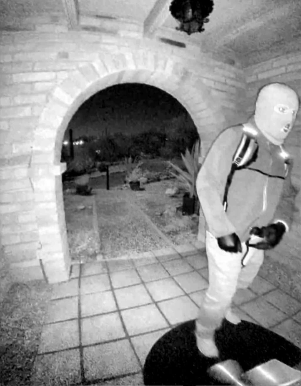 AME3808. TUCSON (ESTADOS UNIDOS), 10/02/2026.- Fotografía tomada de la cuenta oficial de la red social X @FBIDirectorKash del director del FBI, Kash Patel, que muestra al posible sospechoso de la desaparición de Nancy Guthrie, la madre de la periodista de NBC Savannah Guthrie, en Tucson, Arizona (Estados Unidos). Patel explicó que las imágenes se obtuvieron de un video que se recuperó "de datos residuales ubicados en sistemas internos" de una cámara de seguridad. EFE/ @fbidirectorkash /SOLO USO EDITORIAL/NO VENTAS/SOLO DISPONIBLE PARA ILUSTRAR LA NOTICIA QUE ACOMPAÑA (CRÉDITO OBLIGATORIO)