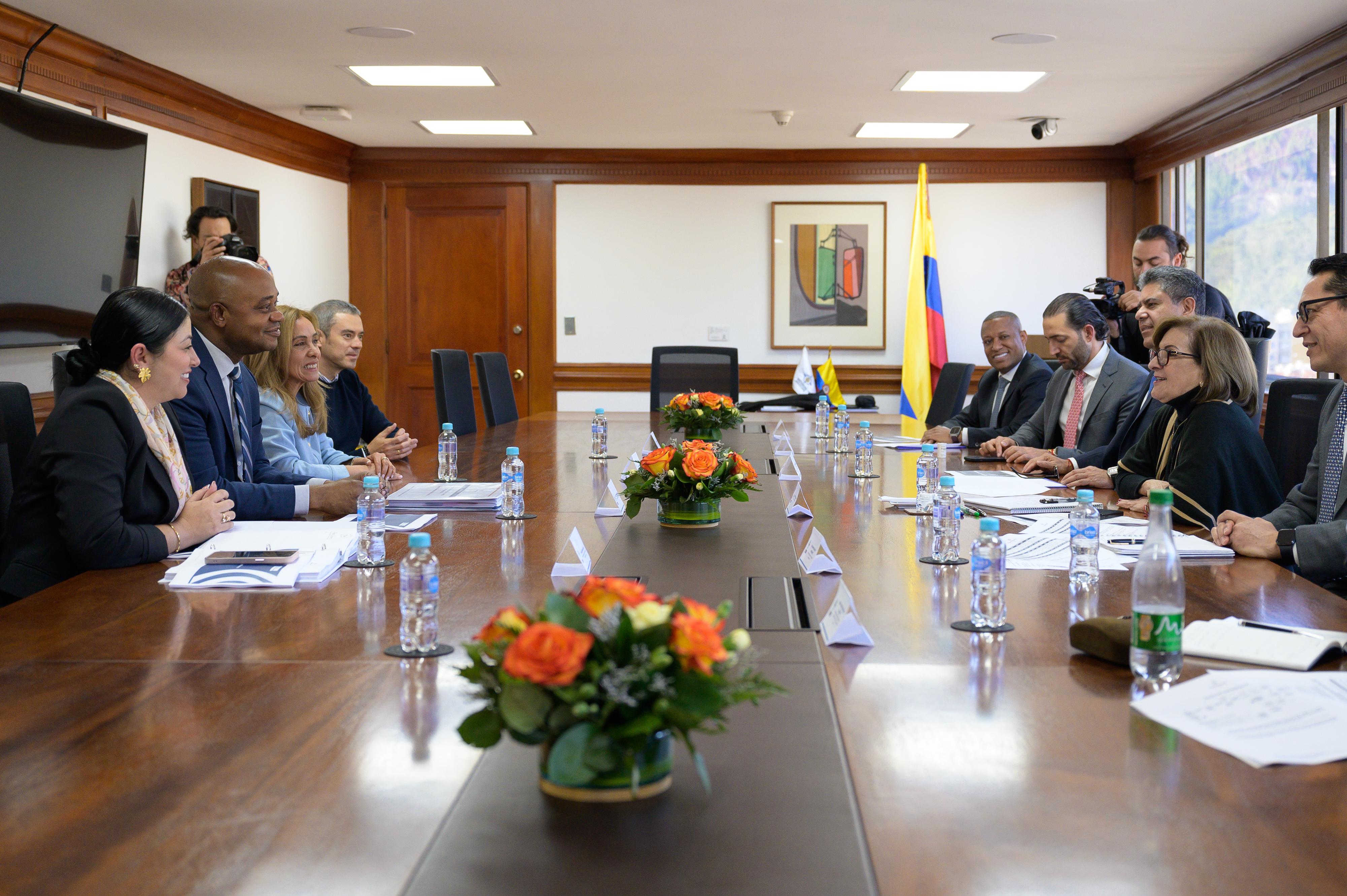 El canciller Luis Gilberto Murillo asistió a una citación en la Procuraduría sobre la expedición de pasaportes.