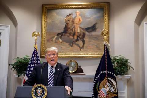 “El ejército podrá disparar si migrantes lanzan rocas”, Trump