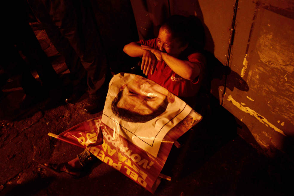 Escenas de llanto y desesperación se vivieron en las calles de Caracas, tras el anuncio de Nicolás Maduro sobre la muerte del presidente Hugo Chávez, líder indiscutible de los venezolanos. / AFP