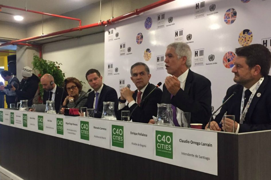 En Quito (Ecuador), el alcalde Enrique Peñalosa participó en un panel con los alcaldes Santiago, México, Barcelona, Quito y Caracas sobre ciudades y calentamiento global. / Tomada de @enriquepenalosa