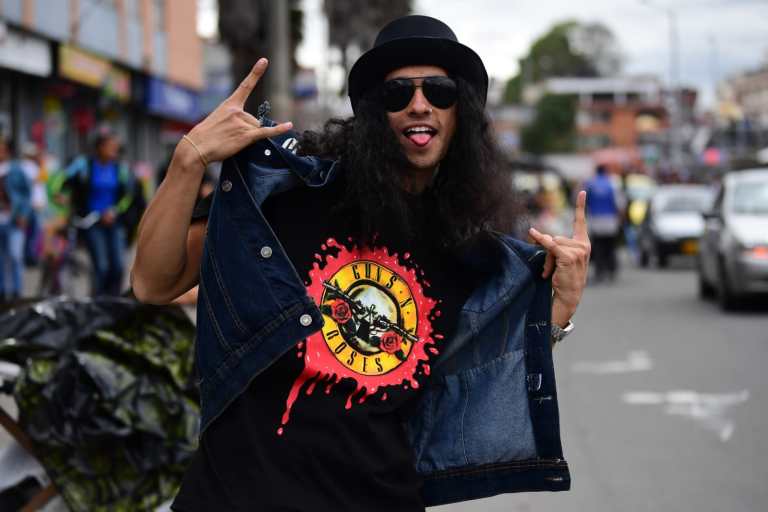 Miles de seguidores se preparan para disfrutar del concierto de la mítica banda de rock.